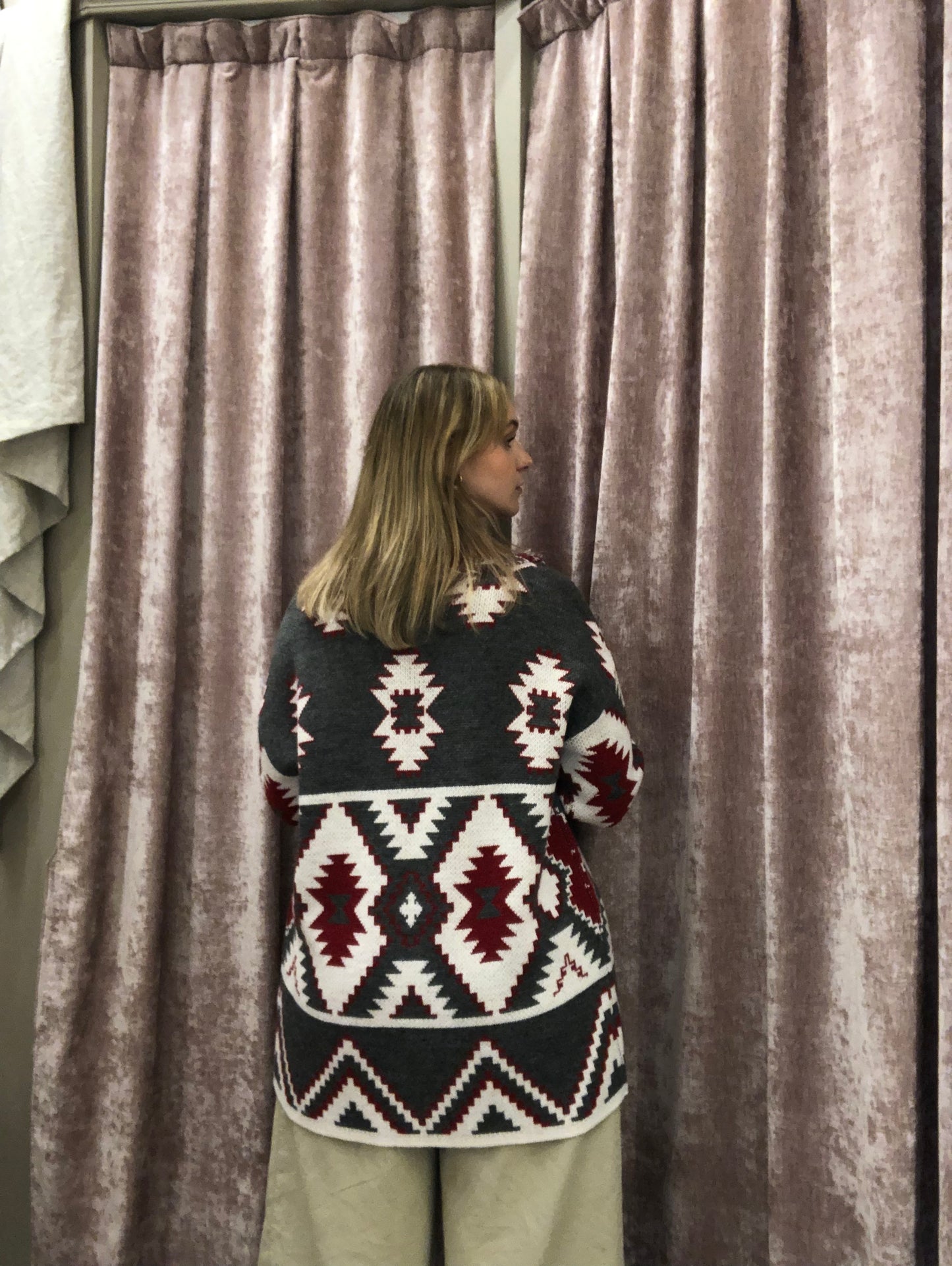 Cardigan jacquard grigio e bordeaux con cintura