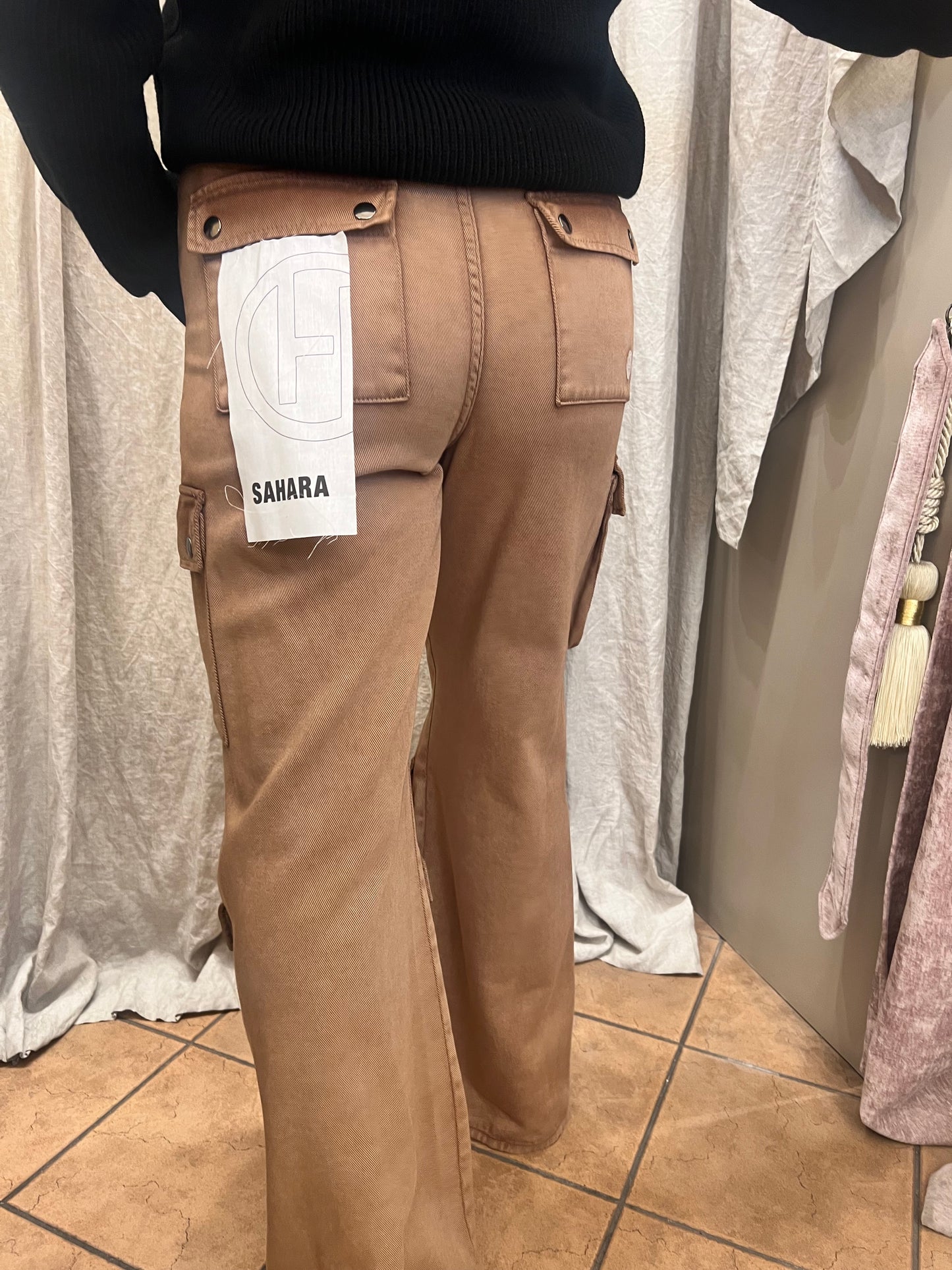 Have one pantalone cargo