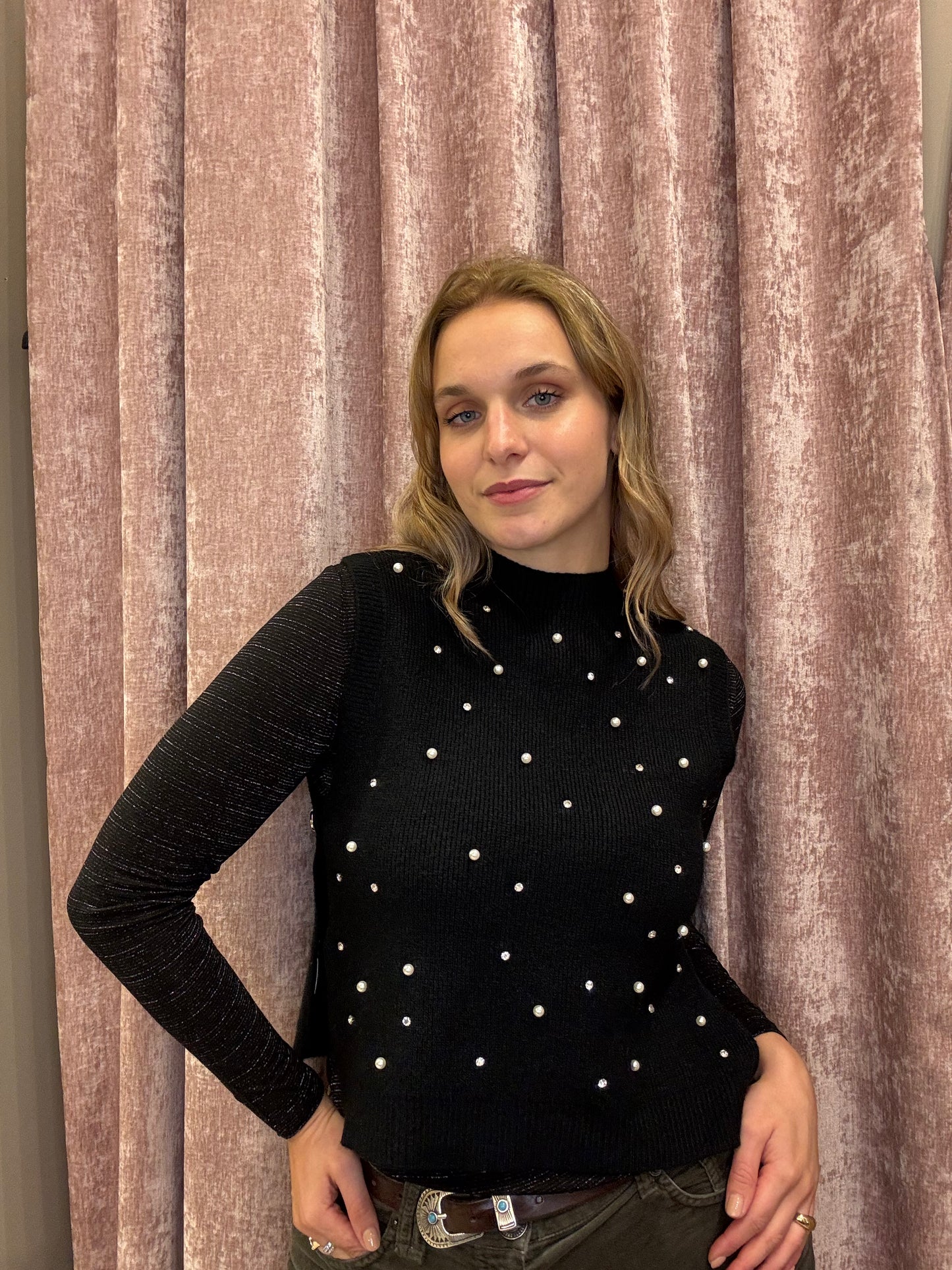 Gilet nero con perle e bottoni gioiello