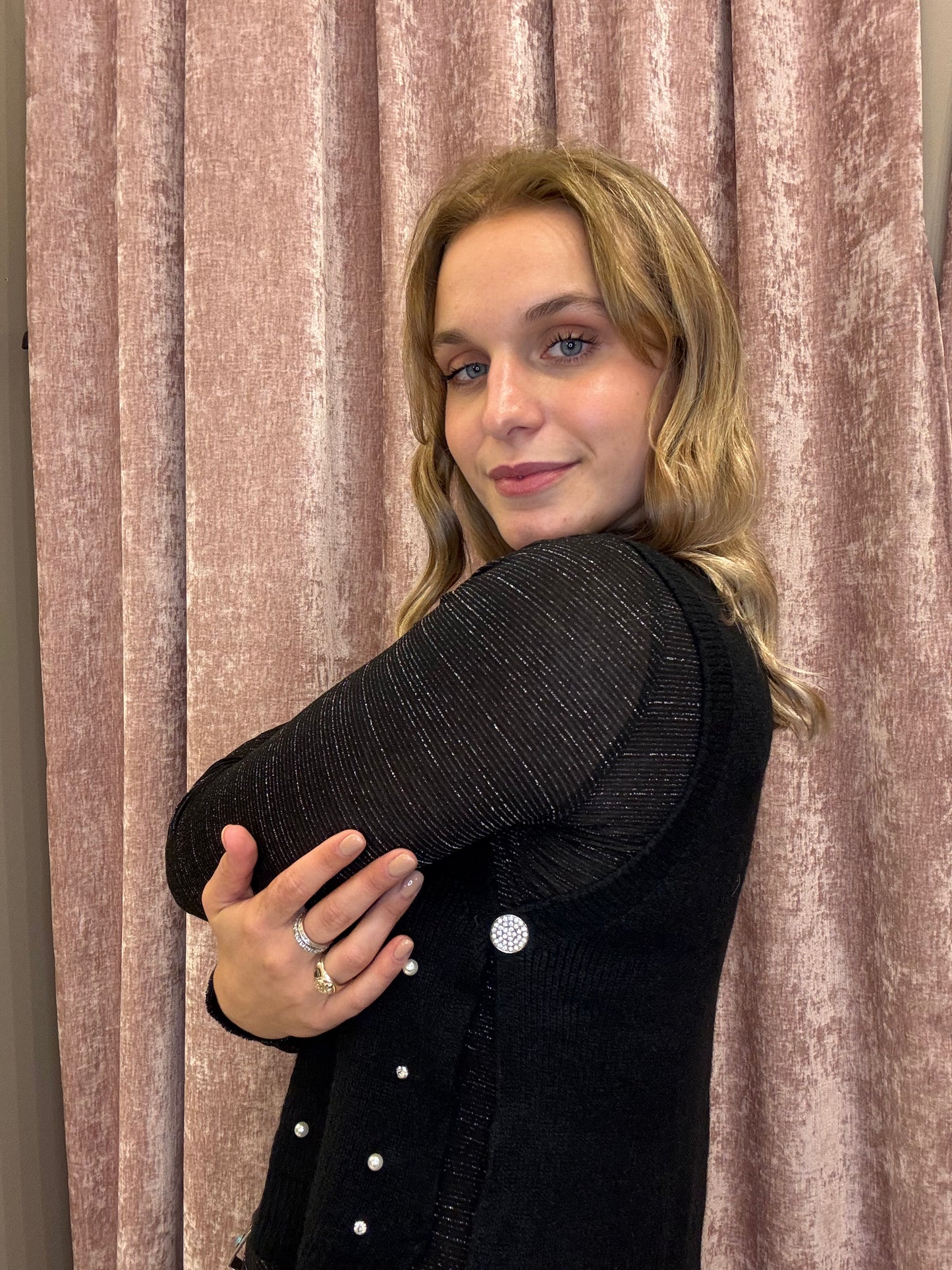 Gilet nero con perle e bottoni gioiello