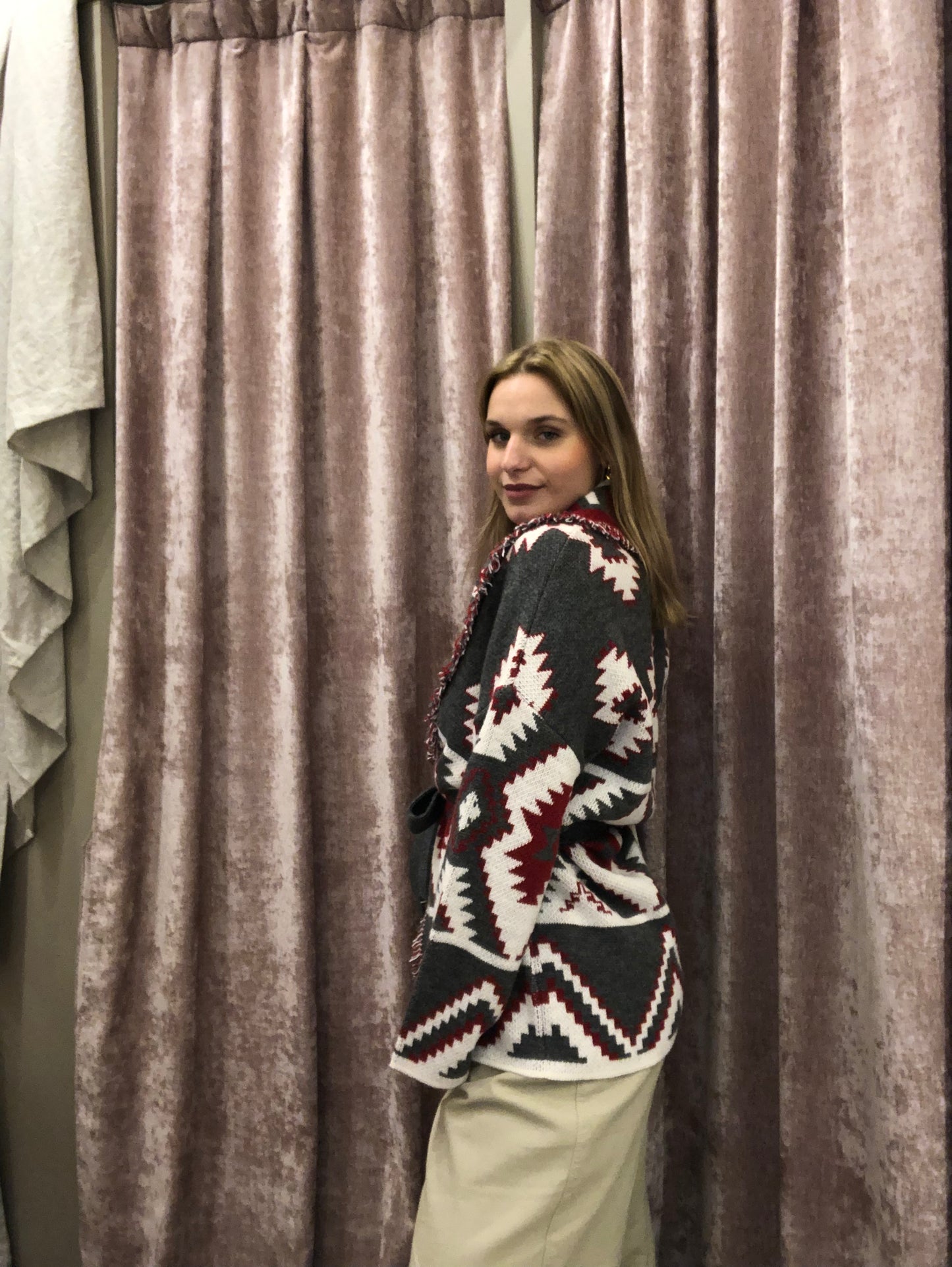 Cardigan jacquard grigio e bordeaux con cintura