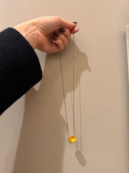 Collana con ciondolo cubo