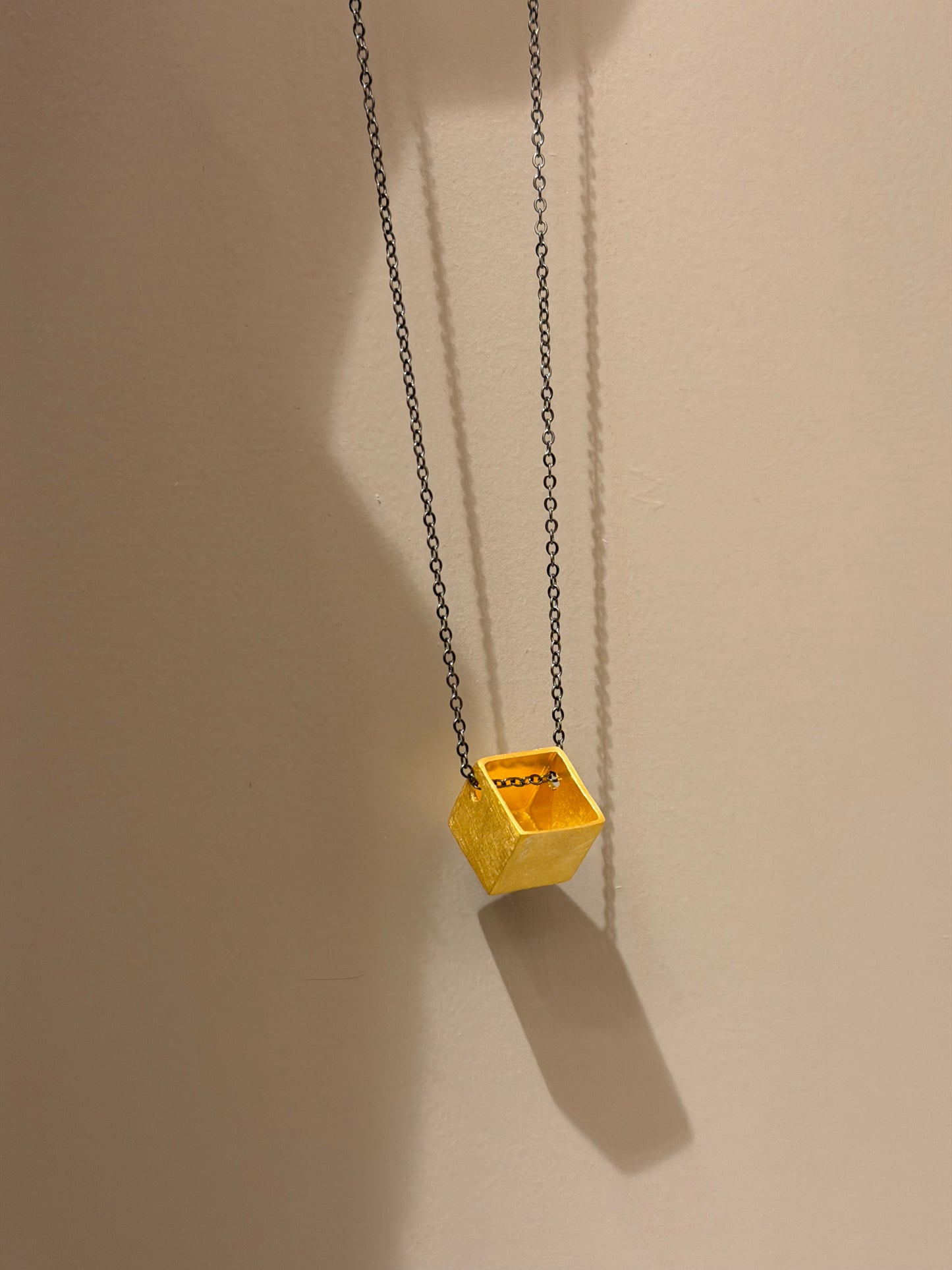 Collana con ciondolo cubo