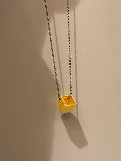 Collana con ciondolo cubo