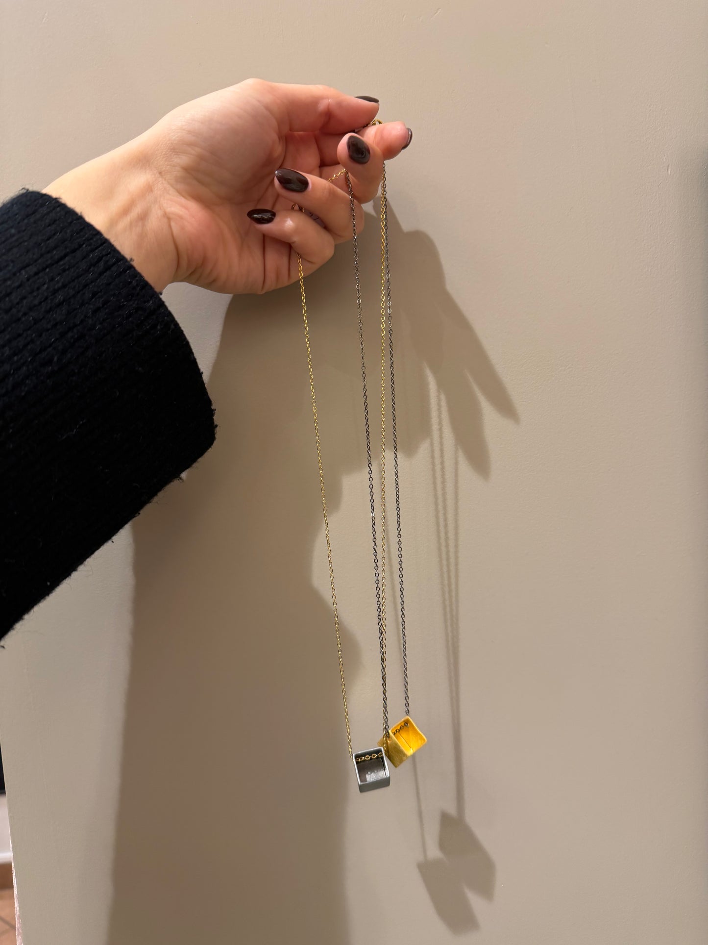 Collana con ciondolo cubo