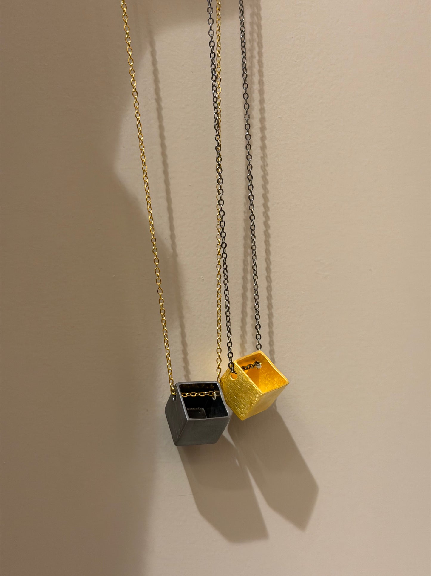 Collana con ciondolo cubo