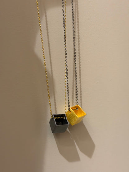 Collana con ciondolo cubo