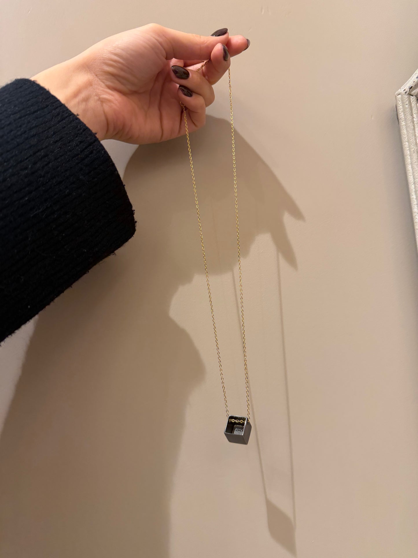 Collana con ciondolo cubo