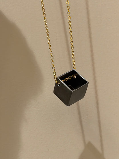 Collana con ciondolo cubo